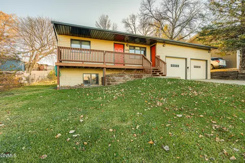 1409 15th St SE, Mandan, ND 58554