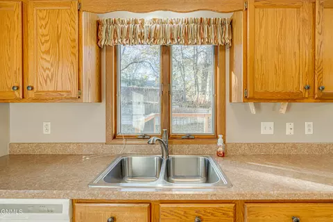 Kitchen - 1409 15th St SE, Mandan, ND 58554 photo 8 of 10
