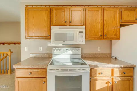 Kitchen - 1409 15th St SE, Mandan, ND 58554 photo 7 of 10
