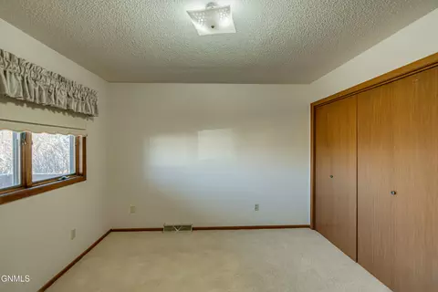 Bedroom - 1409 15th St SE, Mandan, ND 58554 photo 5 of 7