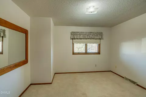 Bedroom - 1409 15th St SE, Mandan, ND 58554 photo 4 of 7