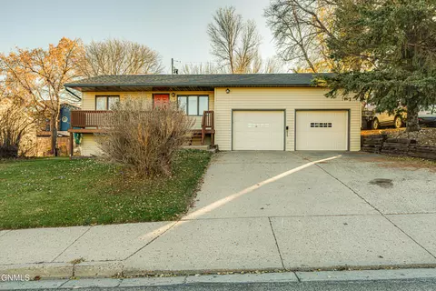Exterior - 1409 15th St SE, Mandan, ND 58554 photo 4 of 13