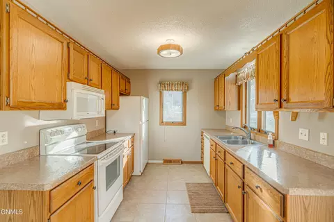 Kitchen - 1409 15th St SE, Mandan, ND 58554 photo 6 of 10