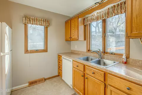 Kitchen - 1409 15th St SE, Mandan, ND 58554 photo 1 of 10