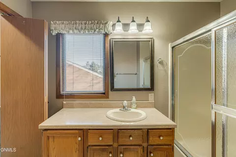 Bath - 1409 15th St SE, Mandan, ND 58554 photo 3 of 9