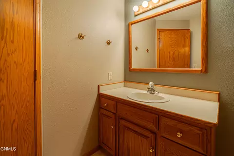 Bath - 1409 15th St SE, Mandan, ND 58554 photo 8 of 9