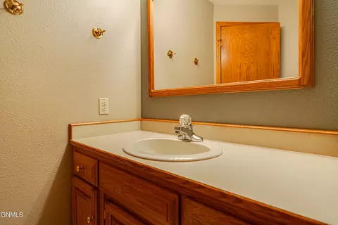 Bath - 1409 15th St SE, Mandan, ND 58554 photo 9 of 9