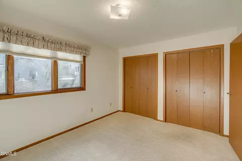 Bedroom - 1409 15th St SE, Mandan, ND 58554 photo 3 of 7