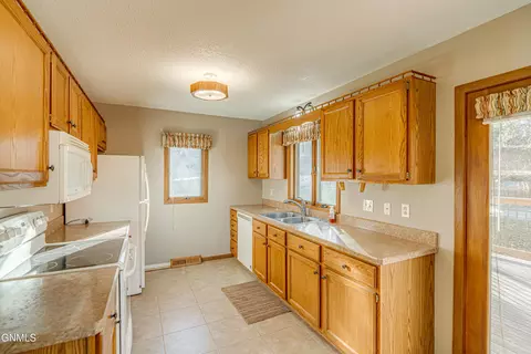Kitchen - 1409 15th St SE, Mandan, ND 58554 photo 5 of 10