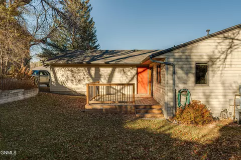 Exterior - 1409 15th St SE, Mandan, ND 58554 photo 12 of 13