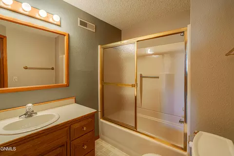 Bath - 1409 15th St SE, Mandan, ND 58554 photo 2 of 9