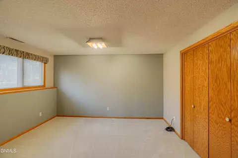 Bedroom - 1409 15th St SE, Mandan, ND 58554 photo 6 of 7