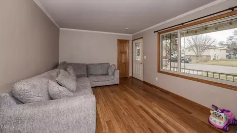 1570 E Omaha Dr, Bismarck, ND 58504