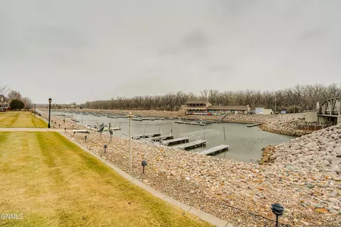 1125 Southport Loop, Bismarck, ND 58504