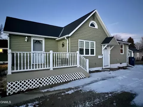 120 8th St N, Oakes, ND 58474