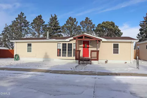 4172 W Arlington Dr, Bismarck, ND 58503