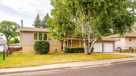 409 16th St NW, Mandan, ND 58554