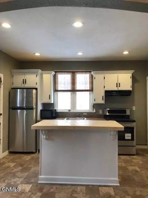 Kitchen - 2110 E Rosser Ave, Bismarck, ND 58501 photo 2 of 3