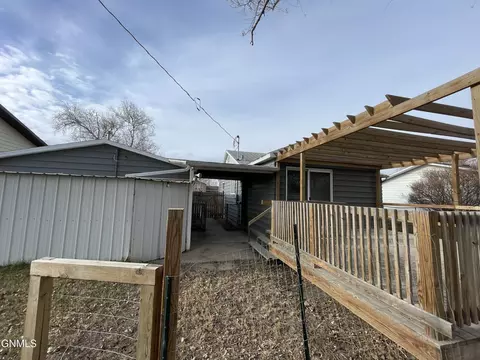 Exterior - 2022 7th Ave E, Williston, ND 58801 photo 1 of 2