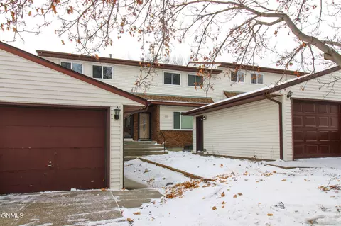 3718 Renee Dr, Bismarck, ND 58503
