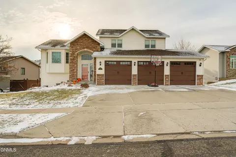 2942 Arizona Dr, Bismarck, ND 58503