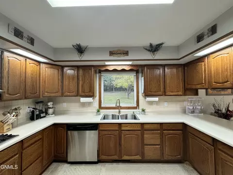 834 4th Ave NE, Garrison, ND 58540 photo 18