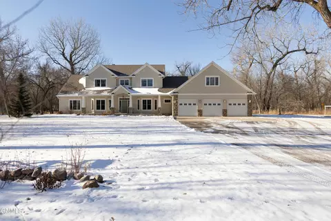 4301 Sandy River Dr, Bismarck, ND 58503