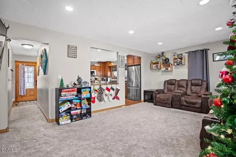Entry Way - 503 15th Ave W, Williston, ND 58801 photo 2 of 2