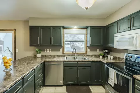 2520 7th St N, Bismarck, ND 58503 photo 8