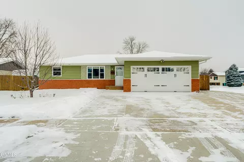 2520 7th St N, Bismarck, ND 58503
