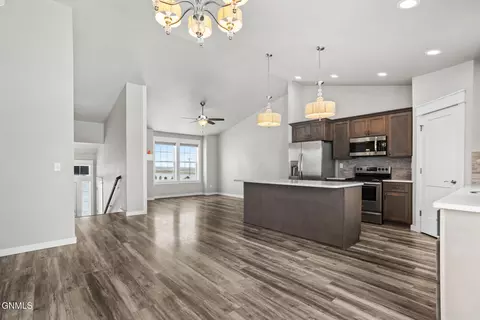 13658 Cherry St NW, Williston, ND 58801 photo 16