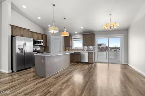 13658 Cherry St NW, Williston, ND 58801 photo 7