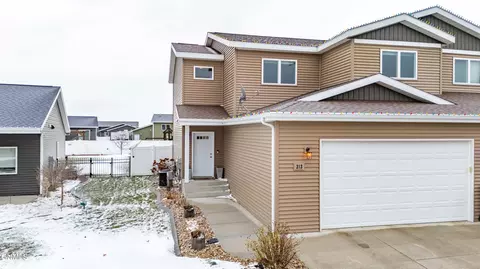 313 Irvine Loop, Bismarck, ND 58504 photo 2