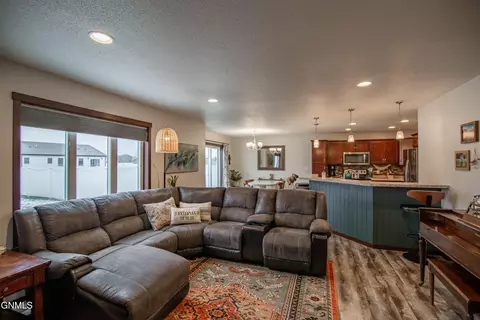 313 Irvine Loop, Bismarck, ND 58504 photo 4