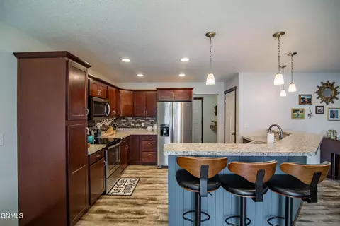 313 Irvine Loop, Bismarck, ND 58504 photo 5