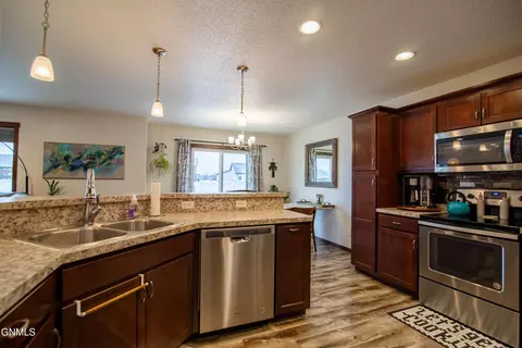 313 Irvine Loop, Bismarck, ND 58504 photo 6