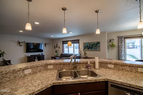 313 Irvine Loop, Bismarck, ND 58504 photo 9