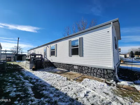 162 Northwest Dr, Bismarck, ND 58504