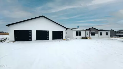 2264 Berger Dr, Mandan, ND 58554