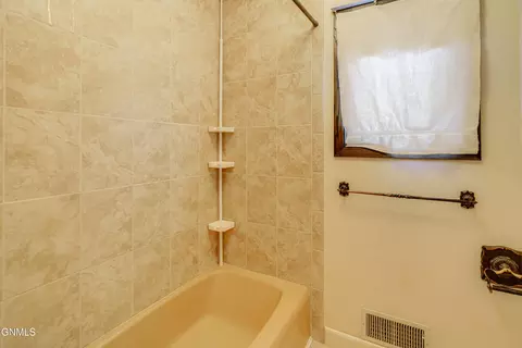 Bath - 218 Nova Dr, Bismarck, ND 58503 photo 2 of 7