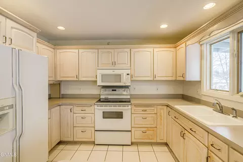Kitchen - 218 Nova Dr, Bismarck, ND 58503 photo 3 of 6