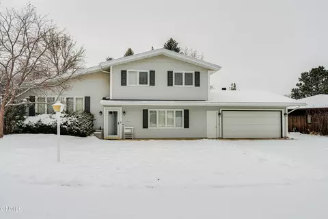 218 Nova Dr, Bismarck, ND 58503