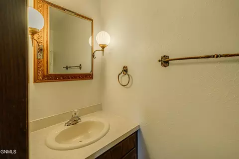 Bath - 218 Nova Dr, Bismarck, ND 58503 photo 5 of 7
