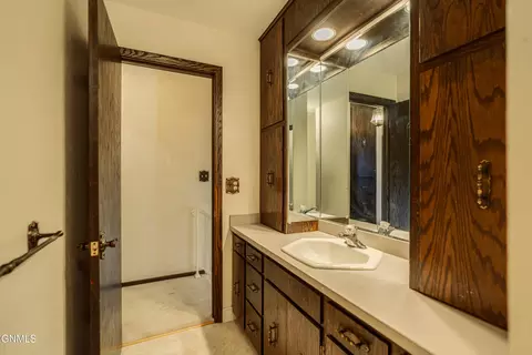 Bath - 218 Nova Dr, Bismarck, ND 58503 photo 4 of 7