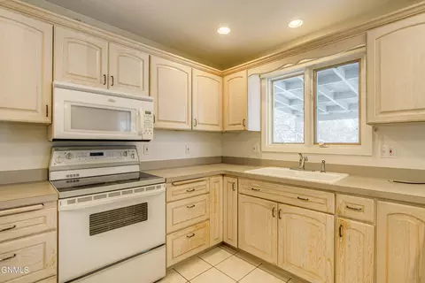 Kitchen - 218 Nova Dr, Bismarck, ND 58503 photo 4 of 6