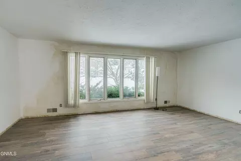 Living - 218 Nova Dr, Bismarck, ND 58503 photo 6 of 8