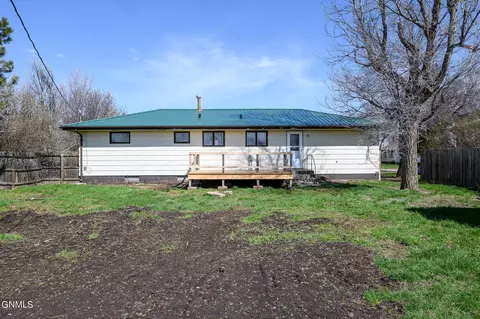 Exterior - 305 1st Ave E, Carson, ND 58529 photo 2 of 3
