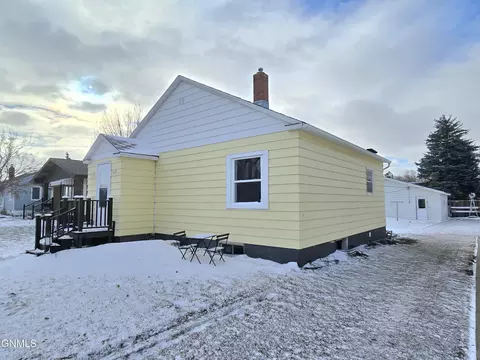 213 1st Ave NE, Beulah, ND 58523