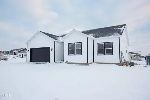 3733 32nd St W, Williston, ND 58801 photo 2