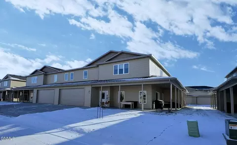 805 Compass Ln, Bismarck, ND 58504